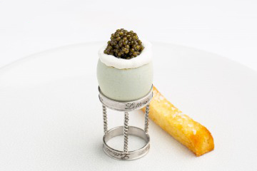 Caviar på ägg med pommes frittes